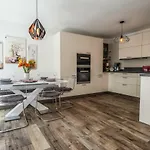 Moderne Souterrain-wohnung 아파트 *