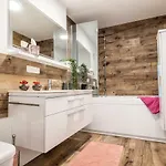 Moderne Souterrain-wohnung *