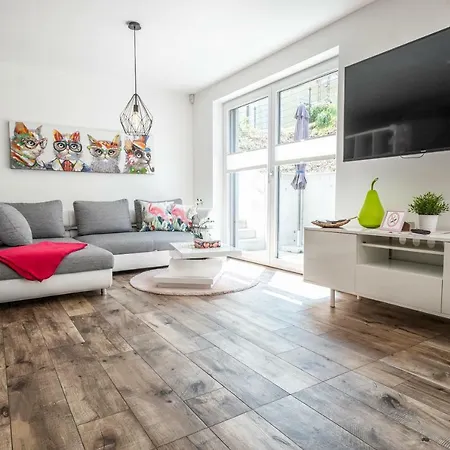Moderne Souterrain-wohnung 아니프